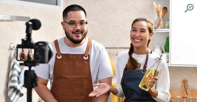 side-jobs-for-stay-at-home-parents-youtuber-768x402